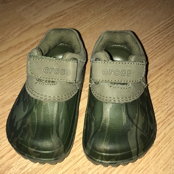 camo crocs with velcro strap